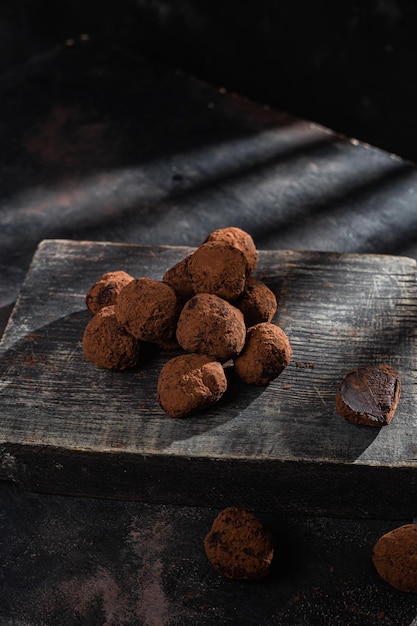 Donkere chocoladetruffel op donkere achtergrond