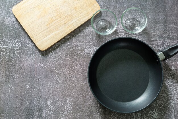 donkere culinaire achtergrond met lege zwarte pan en ruimte voor tekstrecept of menu