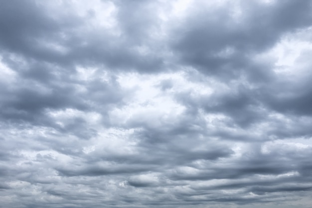 Donkere donderwolken aan de hemel