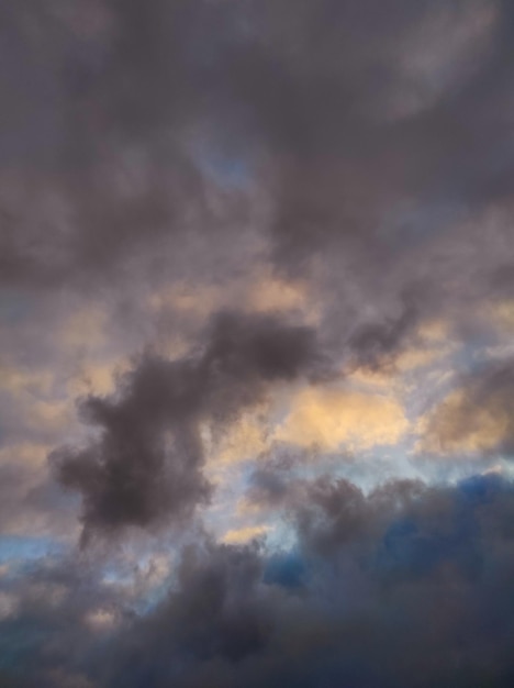 Foto donkere dramatische wolken aan de hemel stormrijke kleurrijke wolken op de zomerhemel