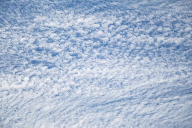 Donkere en grijze wolken gevonden in de lucht