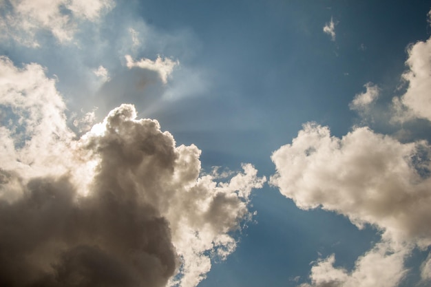 Donkere en grijze wolken hangen in de lucht