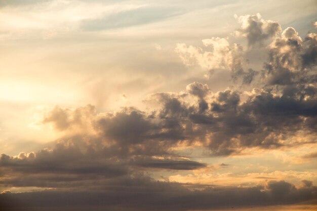 Donkere en grijze wolken in de lucht.