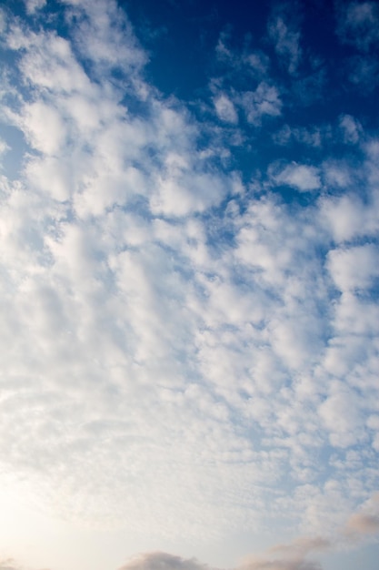 Donkere en grijze wolken in de lucht.