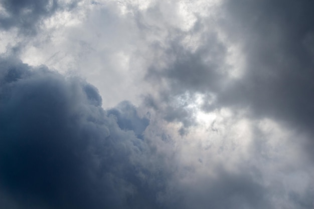 Donkere en grijze wolken in de lucht.