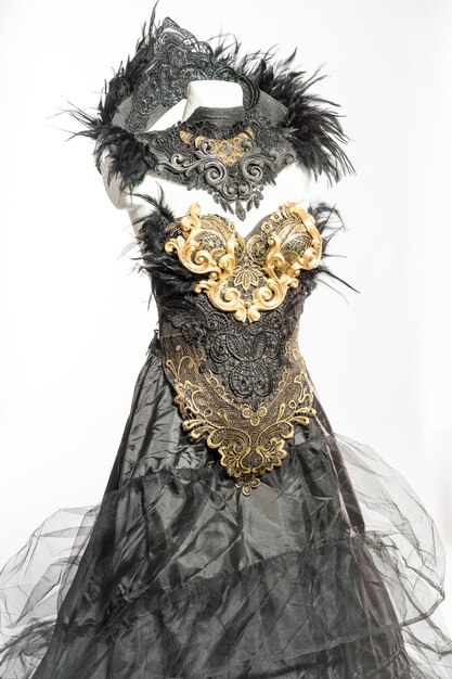 donkere gotische jurk gevormd door een zilveren metalen tiara en een gouden korset, handgemaakt kostuum
