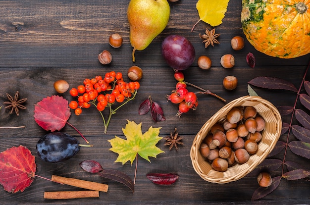 Donkere herfst achtergrond met kopie ruimte. Plat leggen.