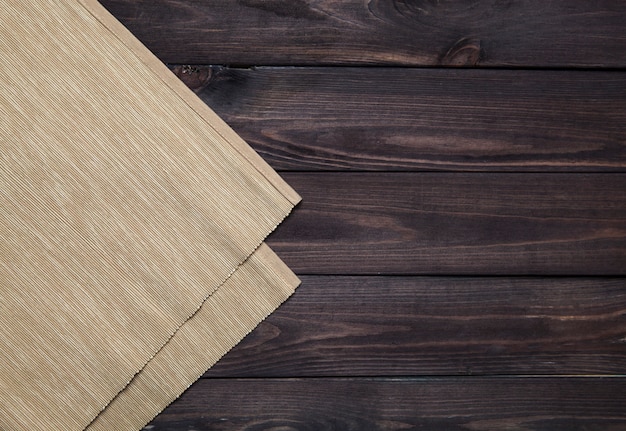 Donkere houten tafel met tafellaken, bovenaanzicht