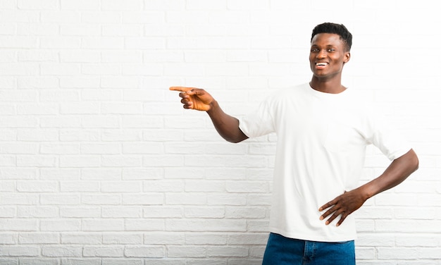 Donkere huid wijzende vinger naar de zijkant en presentatie van een product