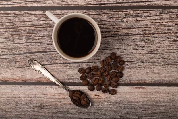 donkere koffie en granen op tafel