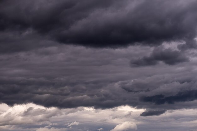 Foto donkere lagen bewolkte regen komt eraan dramatische natuur