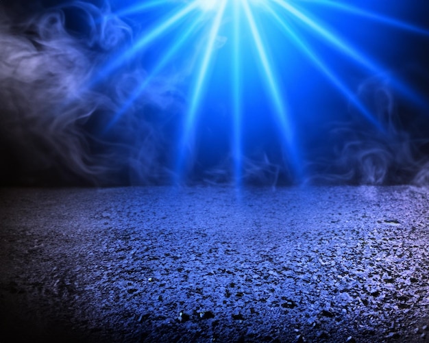 Donkere lege scène blauw neon zoeklicht licht nat asfalt rook nachtzicht stralen