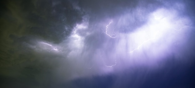 Donkere lucht en wolken met bliksemschichten