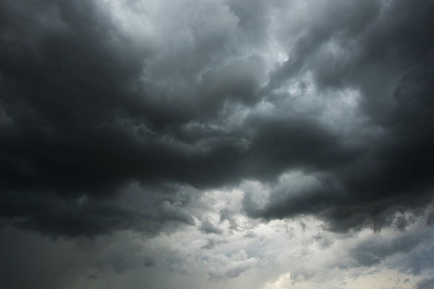 Foto donkere lucht en zwarte wolken voor regenachtig