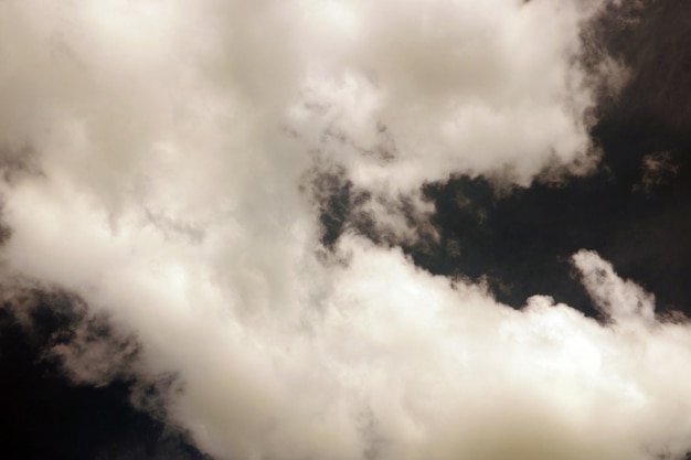 Donkere lucht voor een onweersbui Witte wolken De achtergrond van de natuur