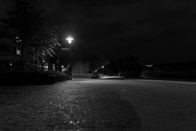 Donkere nacht zwarte en witte straat stedelijke