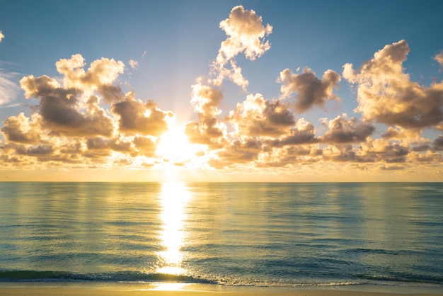 Donkere onweerswolken achtergrond dramatische donkere wolken hemel donkere bewolkte tropische hemel bij zonsondergang zee backgro