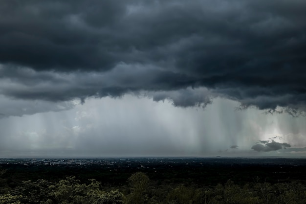 Donkere onweerswolken hemel. kopieer de ruimte hieronder, een onweersbui met de regen, natuurachtergrond, donkere onheilspellende grijze onweerswolken. dramatische hemelstraal.