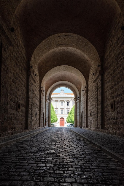 Donkere poort is een tunnel in de buurt van de basiliek van Esztergom in Hongarije