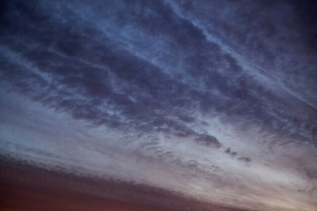 Donkere schemeringhemel met wolken