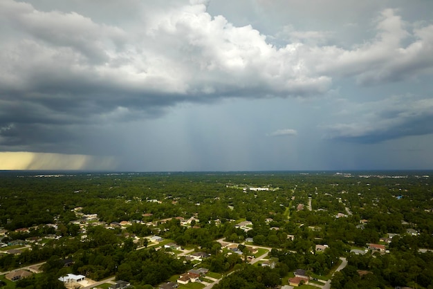 Donkere stormachtige wolken vormen zich op een sombere lucht tijdens het zware regenseizoen boven het stadsgebied in de voorsteden