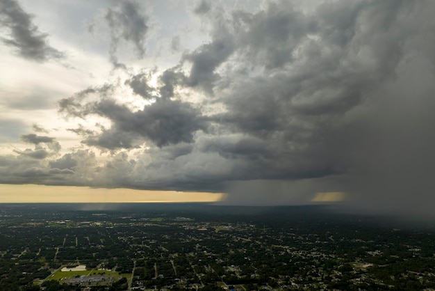 Donkere stormachtige wolken vormen zich op een sombere lucht tijdens het zware regenseizoen boven het stadsgebied in de voorsteden