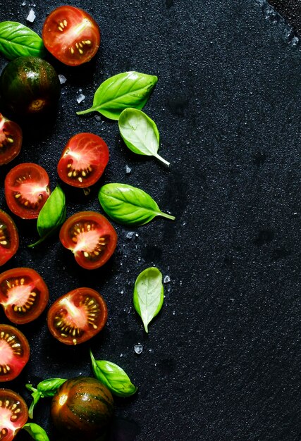 Donkere tomaten op een zwarte achtergrond bovenaanzicht