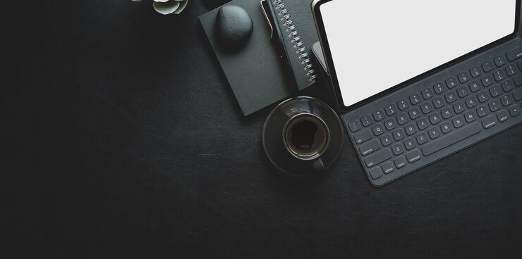 Foto donkere trendy werkplek met laptop- en kantoorbenodigdheden