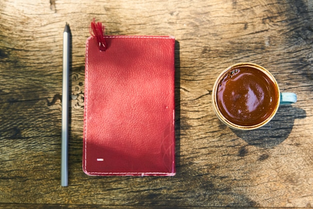 Donkere Turkse koffie op de tafel