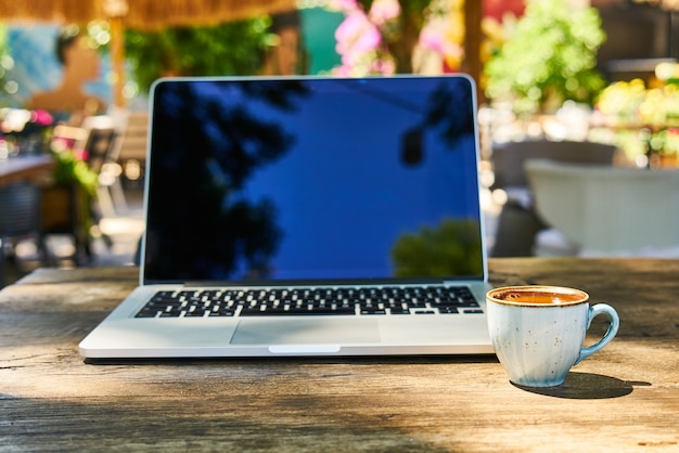 Donkere Turkse koffie op de tafel