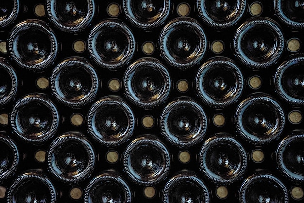 Donkere wijnflessen bekleed in een rij