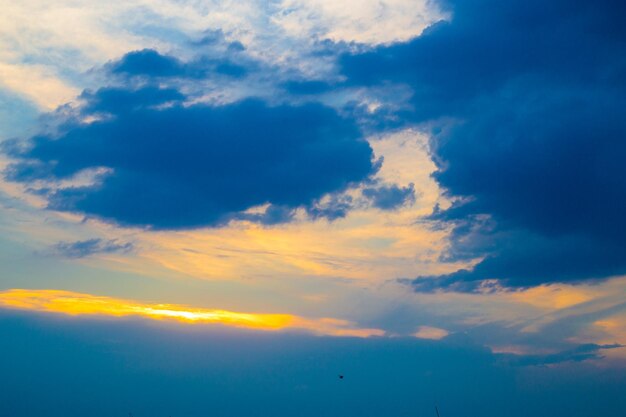 Donkere witte wolk in blauwe lucht