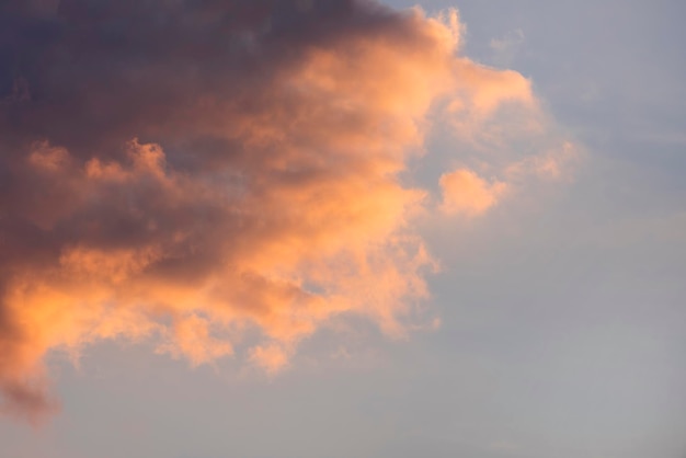 Donkere wolk aan de blauwe lucht tijdens zonsondergang