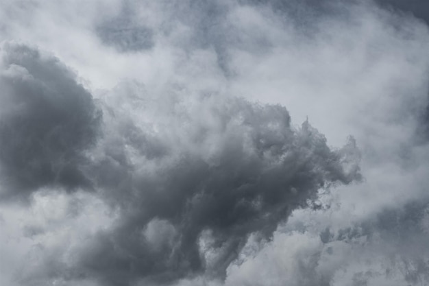 Donkere wolk tegen de achtergrond van witte wolken.