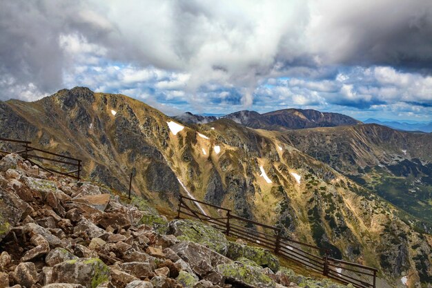 Donkere wolken boven herfstbergen Uitzicht vanaf heuvel Chopok in Lage Tatra Slowakije