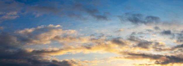 Donkere wolken in de blauwe lucht tijdens zonsondergang