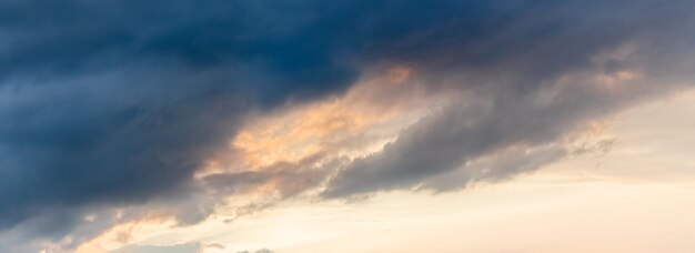 Donkere wolken in de lucht bij zonsondergang