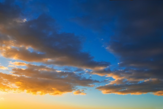 Donkere wolken in de lucht bij zonsondergang