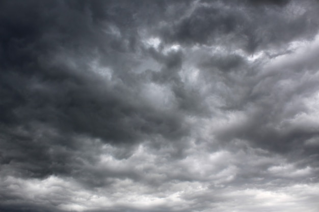 Donkere wolken voor de regen bedekten de hele lucht