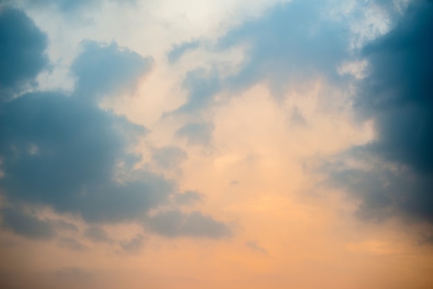 Donkere wolkenachtergrond, donkere wolken bij de zonsondergang.