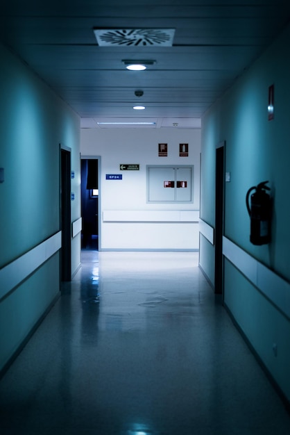 Foto donkere zaal in een ziekenhuis