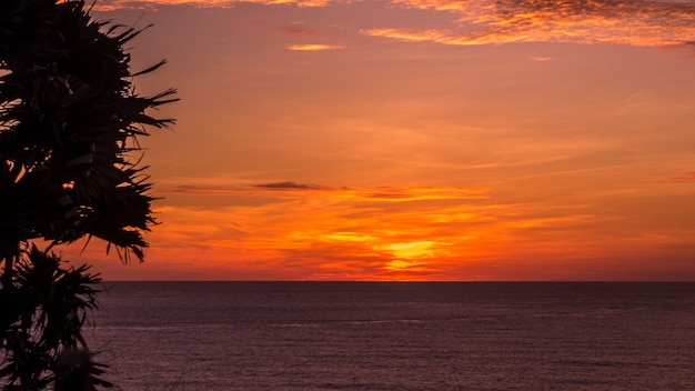 Donkere zonsondergang over de oceaan