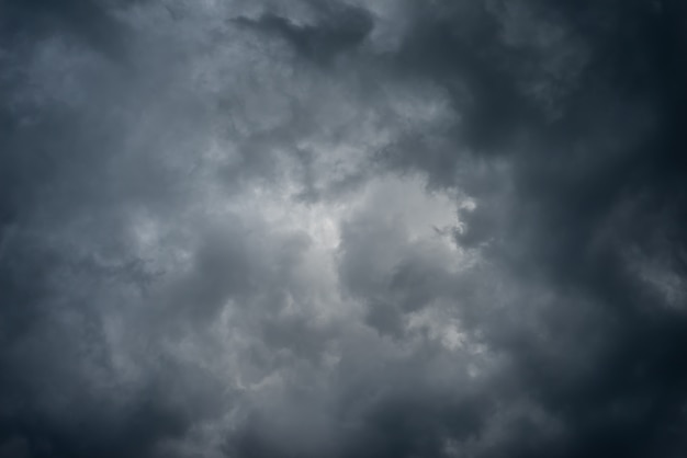 Foto donkere zwarte wolken in de lucht, stormachtige regenwolken achtergrond.