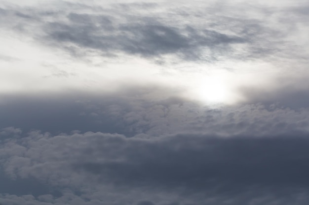 Donkergrijze regenwolken in de avondlucht