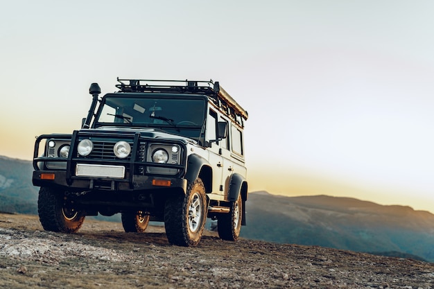 Donkergroene offroad-auto in de bergen