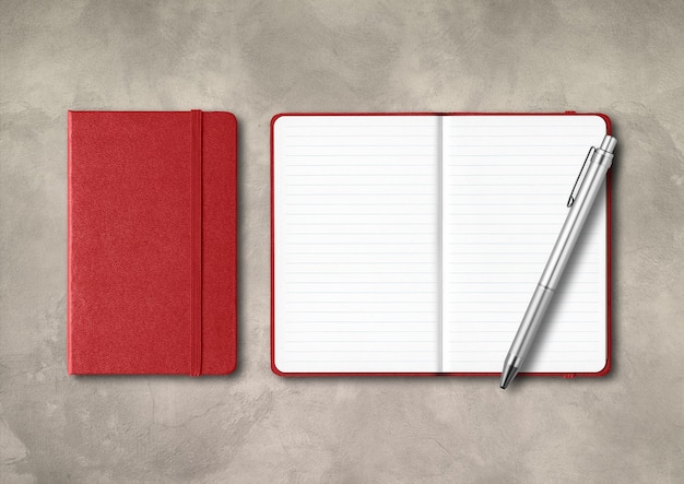 Donkerrode gesloten en open beklede notitieboekjes met een pen. Mockup geïsoleerd op concrete achtergrond