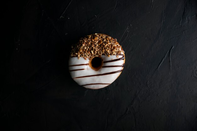 Donut bedekt met noten