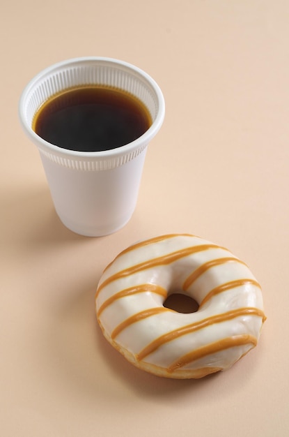 Пончик и кофейная чашка