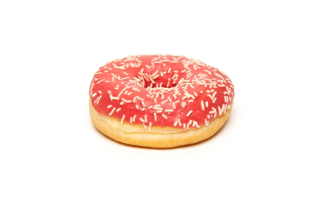 Donut dessert met frosted roze kleur glazuur en witte hagelslag geïsoleerd op een witte achtergrond