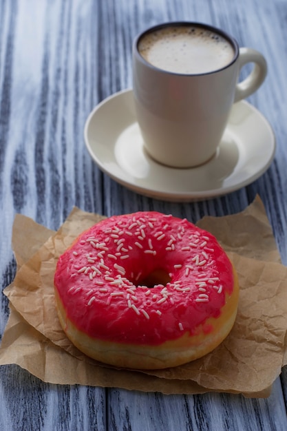 Donut en kopje koffie